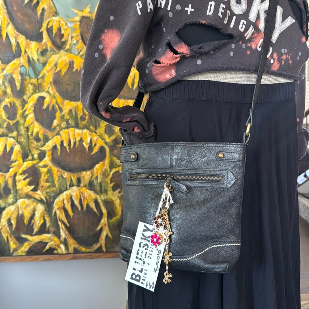 🖤🎀🌺 🖤BORN cross body BAG purse BLACK GENUINE LEATHER with CHARMS 🖤💫💎🖤